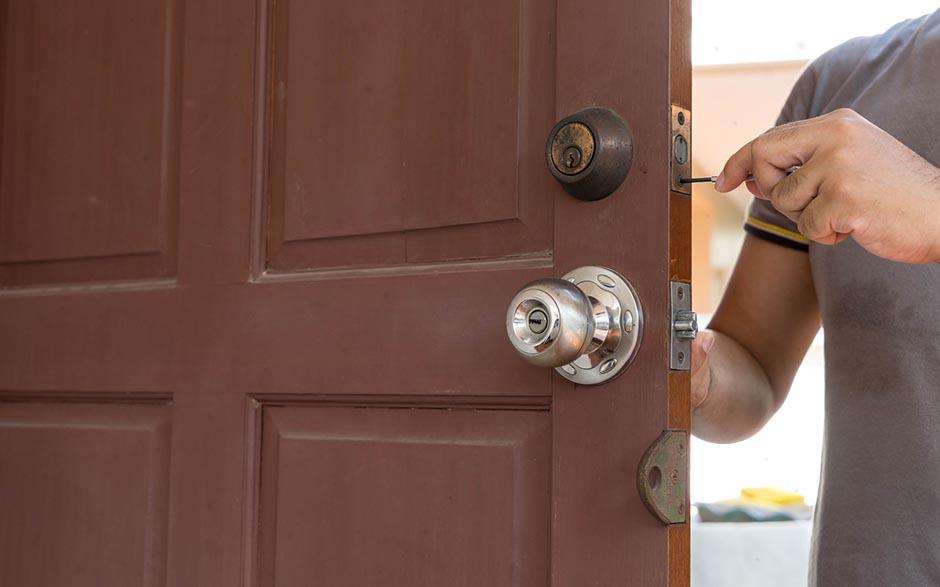 ouvrir une porte avec clé à l intérieur Saint-Cyr-l'École